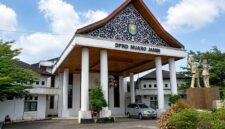 Gedung DPRD Kabupaten Muaro Jambi yang kini menjadi sorotan setelah BPK membongkar skandal reses fiktif senilai ratusan juta rupiah. Audit BPK menemukan oknum anggota dewan berinisial AA dari tetap menerima pencairan dana reses penuh sepanjang tahun 2025 meskipun sama sekali tidak melaksanakan kegiatan jaring aspirasi masyarakat tersebut. (FOTO : Dok. Istimewa Jambiseru)