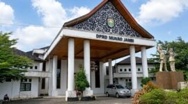 Gedung DPRD Kabupaten Muaro Jambi yang kini menjadi sorotan setelah BPK membongkar skandal reses fiktif senilai ratusan juta rupiah. Audit BPK menemukan oknum anggota dewan berinisial AA dari tetap menerima pencairan dana reses penuh sepanjang tahun 2025 meskipun sama sekali tidak melaksanakan kegiatan jaring aspirasi masyarakat tersebut. (FOTO : Dok. Istimewa Jambiseru)
