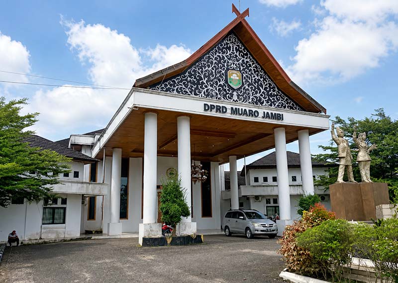 Gedung DPRD Kabupaten Muaro Jambi yang kini menjadi sorotan setelah BPK membongkar skandal reses fiktif senilai ratusan juta rupiah. Audit BPK menemukan oknum anggota dewan berinisial AA dari tetap menerima pencairan dana reses penuh sepanjang tahun 2025 meskipun sama sekali tidak melaksanakan kegiatan jaring aspirasi masyarakat tersebut. (FOTO : Dok. Istimewa Jambiseru)