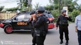 Tim Gegana Brimob Polda Jambi Saat Bersiap Evakuasi Granat di gudangnya di jalan Abdurrahman Saleh RT. 27, Kelurahan Palmerah, Kecamatan Palmerah, Kota Jambi, Senin sore (7/11/22). FOTO : Dhea