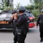 Tim Gegana Brimob Polda Jambi Saat Bersiap Evakuasi Granat di gudangnya di jalan Abdurrahman Saleh RT. 27, Kelurahan Palmerah, Kecamatan Palmerah, Kota Jambi, Senin sore (7/11/22). FOTO : Dhea