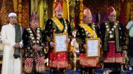 Menteri Dalam Negeri Tito Karnavian dan Jaksa Agung ST Burhanudin Saat Menerima Pemberian Gelar Adat Melayu Jambi di Balairung Sari, Lembaga Adat Melayu (LAM) Jambi, Sabtu (27/8/22). FOTO : Noval
