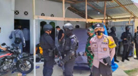 Densus 88 Mabes Polri bersama Gegana Brimob Polda Jambi Geledah Salah Satu Rumah Warga di Perumahan Argenta Sungai Gelam. FOTO : Ist