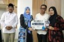 Bupati Tanjab Barat H. Anwar Sadat bersama Ketua TP-PKK Hj. Fadhilah Sadat Serahankan penghargaan kepada Juara I Lomba Masak Serba Ikan (GEMARIKAN) dengan hadiah uang tunai Rp1.000.000 dan trofi. (FOTO : Dok. Prokopim)
