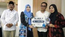 Bupati Tanjab Barat H. Anwar Sadat bersama Ketua TP-PKK Hj. Fadhilah Sadat Serahankan penghargaan kepada Juara I Lomba Masak Serba Ikan (GEMARIKAN) dengan hadiah uang tunai Rp1.000.000 dan trofi. (FOTO : Dok. Prokopim)