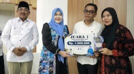 Bupati Tanjab Barat H. Anwar Sadat bersama Ketua TP-PKK Hj. Fadhilah Sadat Serahankan penghargaan kepada Juara I Lomba Masak Serba Ikan (GEMARIKAN) dengan hadiah uang tunai Rp1.000.000 dan trofi. (FOTO : Dok. Prokopim)