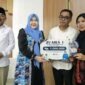 Bupati Tanjab Barat H. Anwar Sadat bersama Ketua TP-PKK Hj. Fadhilah Sadat Serahankan penghargaan kepada Juara I Lomba Masak Serba Ikan (GEMARIKAN) dengan hadiah uang tunai Rp1.000.000 dan trofi. (FOTO : Dok. Prokopim)
