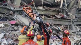 Anggota Tim Pencarian dan Penyelamatan China gabungan Memindahkan Seorang Korban Dari Gedung yang Runtuh Setelah Gempa Myanmar di Mandalay, Senin, 31 Maret 2025. (FOTO : AP/AP/beritasatucom)