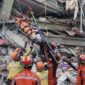 Anggota Tim Pencarian dan Penyelamatan China gabungan Memindahkan Seorang Korban Dari Gedung yang Runtuh Setelah Gempa Myanmar di Mandalay, Senin, 31 Maret 2025. (FOTO : AP/AP/beritasatucom)