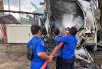 Petugas Damkar Kabupaten Tanjung Jabung Barat melakukan pemadaman dan pendinginan di Lokasi Kebakaran, Minggu (24/7/22). FOTO : Damkar