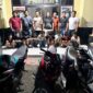 Tampang Sembila Pelaku Penganiayaan Diduga Komplotan Geng Motor Saat Telah Diamankan di Polsek Jaluko. FOTO : Humas