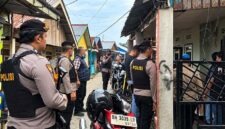 Petugas kepolisian dari Polres Tanjab Barat berjaga dengan senjata lengkap saat melakukan penggerebekan di salah satu rumah yang disinyalir sebagai sarang narkoba di kawasan Lorong Maut, Kuala Tungkal. (FOTO : Dok. LINTASTUNGKAL.COM)