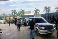 Polsek Kotabaru Tertibkan Dugaan Pelangsiran BBM Solar di SPBU Pall 7, Kendaraan Barcode Tanpa STNK Diamankan. FOTO : Viryzha/LT