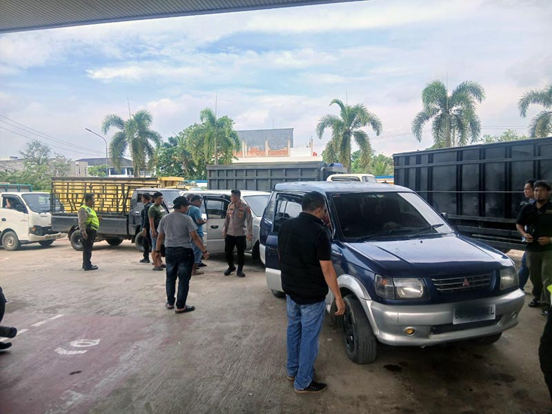 Polsek Kotabaru Tertibkan Dugaan Pelangsiran BBM Solar di SPBU Pall 7, Kendaraan Barcode Tanpa STNK Diamankan. FOTO : Viryzha/LT