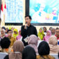 Wakil Presiden Gibran Rakabuming Raka memberikan arahan saat mengunjungi Kilang Pertamina Patra Niaga Cilacap, Jawa Tengah. Kunjungan ini mengapresiasi peran aktif ibu-ibu dan komunitas bank sampah lokal dalam mengelola minyak jelantah menjadi bahan baku energi berkelanjutan. (FOTO : Dok. Pertamina)