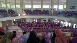 Ratusan para Calon wisuda wisudawan yang ikut untuk gladi bersih di Auditorium Chatib Quzwain UIN STS Jambi Mendalo, Jumat (24/12/21). FOTO : Noval.