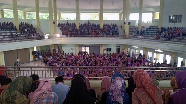 Ratusan para Calon wisuda wisudawan yang ikut untuk gladi bersih di Auditorium Chatib Quzwain UIN STS Jambi Mendalo, Jumat (24/12/21). FOTO : Noval.