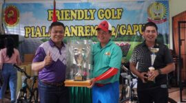 Danrem 042/Gapu Brigjen TNI Supriono Menunjukan Piala Tournament Friendly Golf Piala Danrem