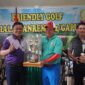 Danrem 042/Gapu Brigjen TNI Supriono Menunjukan Piala Tournament Friendly Golf Piala Danrem