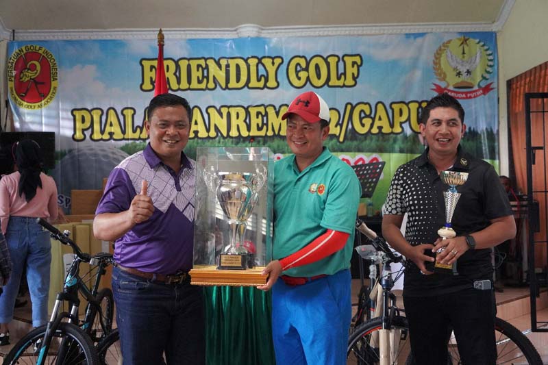 Danrem 042/Gapu Brigjen TNI Supriono Menunjukan Piala Tournament Friendly Golf Piala Danrem