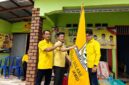 Penyerahan petaka Partai Golkar secara simbolis dalam Musyawarah Kecamatan (Muscam) Partai Golkar Jambi Luar Kota (Jaluko) di Kabupaten Muaro Jambi. (FOTO : Dok. Lintastungkal/Viryzha)