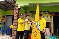 Penyerahan petaka Partai Golkar secara simbolis dalam Musyawarah Kecamatan (Muscam) Partai Golkar Jambi Luar Kota (Jaluko) di Kabupaten Muaro Jambi. (FOTO : Dok. Lintastungkal/Viryzha)
