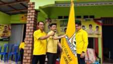 Penyerahan petaka Partai Golkar secara simbolis dalam Musyawarah Kecamatan (Muscam) Partai Golkar Jambi Luar Kota (Jaluko) di Kabupaten Muaro Jambi. (FOTO : Dok. Lintastungkal/Viryzha)
