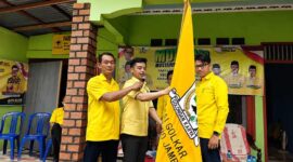 Penyerahan petaka Partai Golkar secara simbolis dalam Musyawarah Kecamatan (Muscam) Partai Golkar Jambi Luar Kota (Jaluko) di Kabupaten Muaro Jambi. (FOTO : Dok. Lintastungkal/Viryzha)