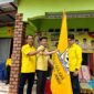 Penyerahan petaka Partai Golkar secara simbolis dalam Musyawarah Kecamatan (Muscam) Partai Golkar Jambi Luar Kota (Jaluko) di Kabupaten Muaro Jambi. (FOTO : Dok. Lintastungkal/Viryzha)