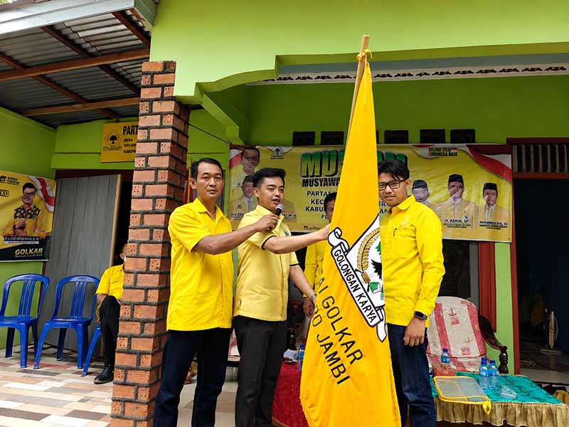 Penyerahan petaka Partai Golkar secara simbolis dalam Musyawarah Kecamatan (Muscam) Partai Golkar Jambi Luar Kota (Jaluko) di Kabupaten Muaro Jambi. (FOTO : Dok. Lintastungkal/Viryzha)
