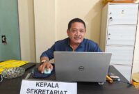 Kepala Sekretariat DPD Partai Golkar Provinsi Jambi sekaligus Sekretaris Panitia Qurban, Yuskandar, saat mematangkan persiapan administrasi dan distribusi 1.150 kupon daging qurban menyambut Idul Adha 2026 di ruang kerjanya. (Foto: Dok. Golkar Jambi)
