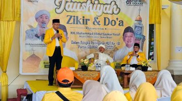 Ribuan Warga Banjiri Kantor Golkar Jambi pada Puncak HUT ke-61, Ustadz Syukur Pimpin Doa dan Zikir. FOTO : HMS