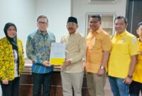 H. Anwar Sadat - Katamso Saat Menerima Surat Keputusan (SK)  dukungan Golkar diserahkan langsung oleh Wakil Ketua DPP Golkar Ahmad Doli Kurnia, Senin malam (5/08) di DPP Golkar, Jakarta. FOTO : Tim Media