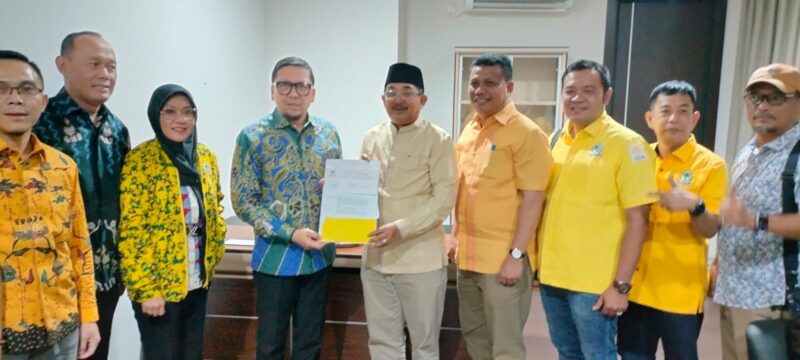 H. Anwar Sadat - Katamso Saat Menerima Surat Keputusan (SK)  dukungan Golkar diserahkan langsung oleh Wakil Ketua DPP Golkar Ahmad Doli Kurnia, Senin malam (5/08) di DPP Golkar, Jakarta. FOTO : Tim Media