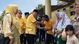Ketua DPD Partai Golkar Provinsi Jambi, H. Cek Endra Saat Bagikan Daging Kurban kepada Masyarakat. FOTO : HMS