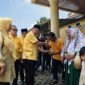 Ketua DPD Partai Golkar Provinsi Jambi, H. Cek Endra Saat Bagikan Daging Kurban kepada Masyarakat. FOTO : HMS