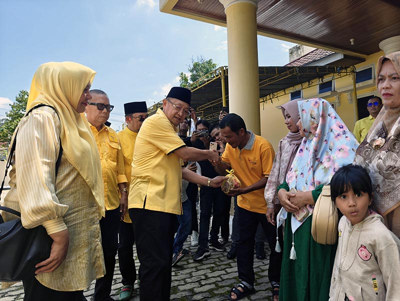 Ketua DPD Partai Golkar Provinsi Jambi, H. Cek Endra Saat Bagikan Daging Kurban kepada Masyarakat. FOTO : HMS