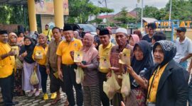 Ketua DPD Partai Golkar Provinsi Jambi H Cek Endra dan pengurus Membagian Simbolis Daging Kurban ke Warga. FOTO : Dhea