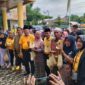 Ketua DPD Partai Golkar Provinsi Jambi H Cek Endra dan pengurus Membagian Simbolis Daging Kurban ke Warga. FOTO : Dhea