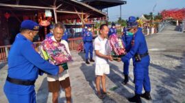 Pemberian Tali Asih Kepada engurus Kelenteng oleh Tim Gabungan Sat Polairud Polres Tanjab Barat di Sela-Sela Kegiatan Goro di Kelenteng, Jum'at (28/1/22). FOTO : Satpol Air Res TJB