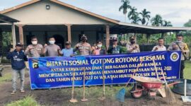 Kapolsek Betara AKP S Harefa, SE, MM, didampingi oleh Kanit Binmas Polsek Betara IPDA Mujiin Gotong Memimpin Gotong Royong Antar Umat Beragama di Betara, Sabtu (18/12/21). FOTO : Hms PolsekBetar