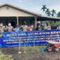 Kapolsek Betara AKP S Harefa, SE, MM, didampingi oleh Kanit Binmas Polsek Betara IPDA Mujiin Gotong Memimpin Gotong Royong Antar Umat Beragama di Betara, Sabtu (18/12/21). FOTO : Hms PolsekBetar