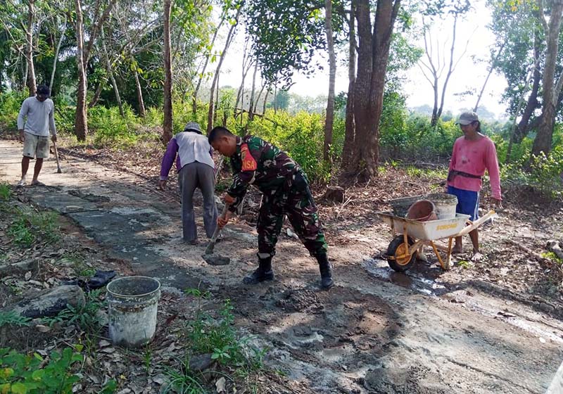 Bersama Warga, Babinsa Koramil 415-03/Ma Serda Rudy Van Lock Bergotong Royong Perbaiki Jalan Lingkungan Desa Pematang Lima Suku Kecamatan Muara Tembesi, Kabupaten Batanghari, Kamis (04/07/2024). FOTO : PENDIM