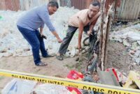 Anggota Kepolisian Menunjuk dan Mengamankan Lokasi Ditemukannya Granat diduga Aktif di jalan Abdurrahman Saleh RT. 27, Kelurahan Palmerah, Kecamatan Palmerah, Kota Jambi. FOTO : Dhea