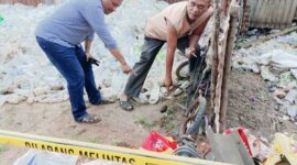 Anggota Kepolisian Menunjuk dan Mengamankan Lokasi Ditemukannya Granat diduga Aktif di jalan Abdurrahman Saleh RT. 27, Kelurahan Palmerah, Kecamatan Palmerah, Kota Jambi. FOTO : Dhea