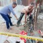 Anggota Kepolisian Menunjuk dan Mengamankan Lokasi Ditemukannya Granat diduga Aktif di jalan Abdurrahman Saleh RT. 27, Kelurahan Palmerah, Kecamatan Palmerah, Kota Jambi. FOTO : Dhea