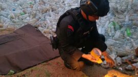 Tim Jinbom Gegana Brimob Polda Jambi Ketika Mengevakuasi Granat Penemuan Warga di RT 27, Kelurahan Palmerah, Kecamatan Palmerah, Kota Jambi. FOTO : Dhea/Ist