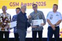 Kepala Biro Humas Kemnaker, Faried Abdurrahman Nur Yuliono, menerima dua penghargaan dalam Government Social Media Summit (GSMS) 2026 di Jakarta, Selasa (9/6/2026). Kemnaker meraih Terbaik Pertama Best Use of Video dan Terbaik Ketiga Best Account kategori Kementerian. (Foto: Dok. Kemnaker)