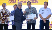 Kepala Biro Humas Kemnaker, Faried Abdurrahman Nur Yuliono, menerima dua penghargaan dalam Government Social Media Summit (GSMS) 2026 di Jakarta, Selasa (9/6/2026). Kemnaker meraih Terbaik Pertama Best Use of Video dan Terbaik Ketiga Best Account kategori Kementerian. (Foto: Dok. Kemnaker)