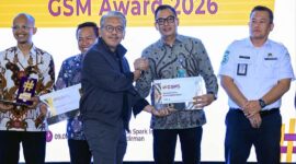 Kepala Biro Humas Kemnaker, Faried Abdurrahman Nur Yuliono, menerima dua penghargaan dalam Government Social Media Summit (GSMS) 2026 di Jakarta, Selasa (9/6/2026). Kemnaker meraih Terbaik Pertama Best Use of Video dan Terbaik Ketiga Best Account kategori Kementerian. (Foto: Dok. Kemnaker)